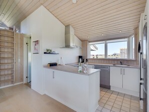 Køleskab, mikrobølgeovn, opvaskemaskine, køkkentøj/tallerkener/redskaber