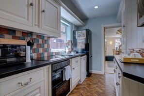 Refrigerador, microondas, horno y lavavajillas 