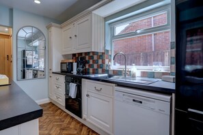 Een koelkast, een magnetron, een oven, een vaatwasser