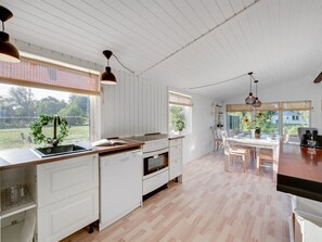 Kjøleskap, mikrobølgeovn, oppvaskmaskin og høy barnestol