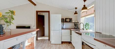 Køleskab, mikrobølgeovn, opvaskemaskine, højstol