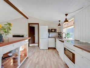 Kjøleskap, mikrobølgeovn, oppvaskmaskin og høy barnestol