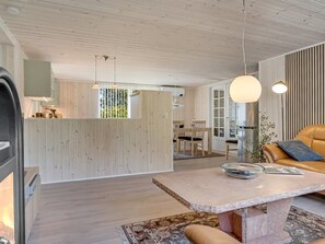 Televisión, chimenea y reproductor de DVD 