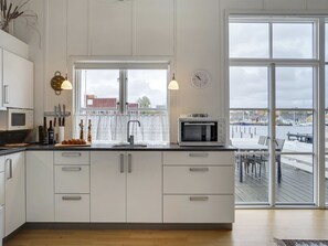 Køleskab, mikrobølgeovn, køkkentøj/tallerkener/redskaber