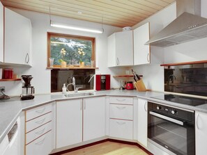 Kühlschrank, Mikrowelle, Geschirrspüler, Kochgeschirr/Geschirr/Besteck