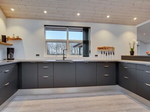Kylskåp, mikrovågsugn, ugn och diskmaskin