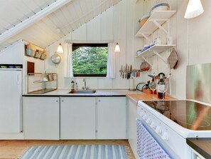 Kjøleskap, ovn og kjøkkenutstyr