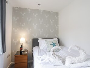 3 bedrooms, individually decorated, individually furnished, free WiFi - The Cove (Holyhead)