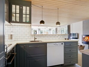 Jääkaappi, mikroaaltouuni, uuni, astianpesukone