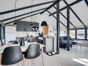 Køleskab, mikrobølgeovn, opvaskemaskine, køkkentøj/tallerkener/redskaber