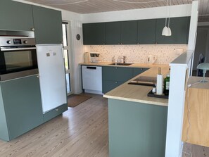 Kjøleskap, mikrobølgeovn, ovn og oppvaskmaskin