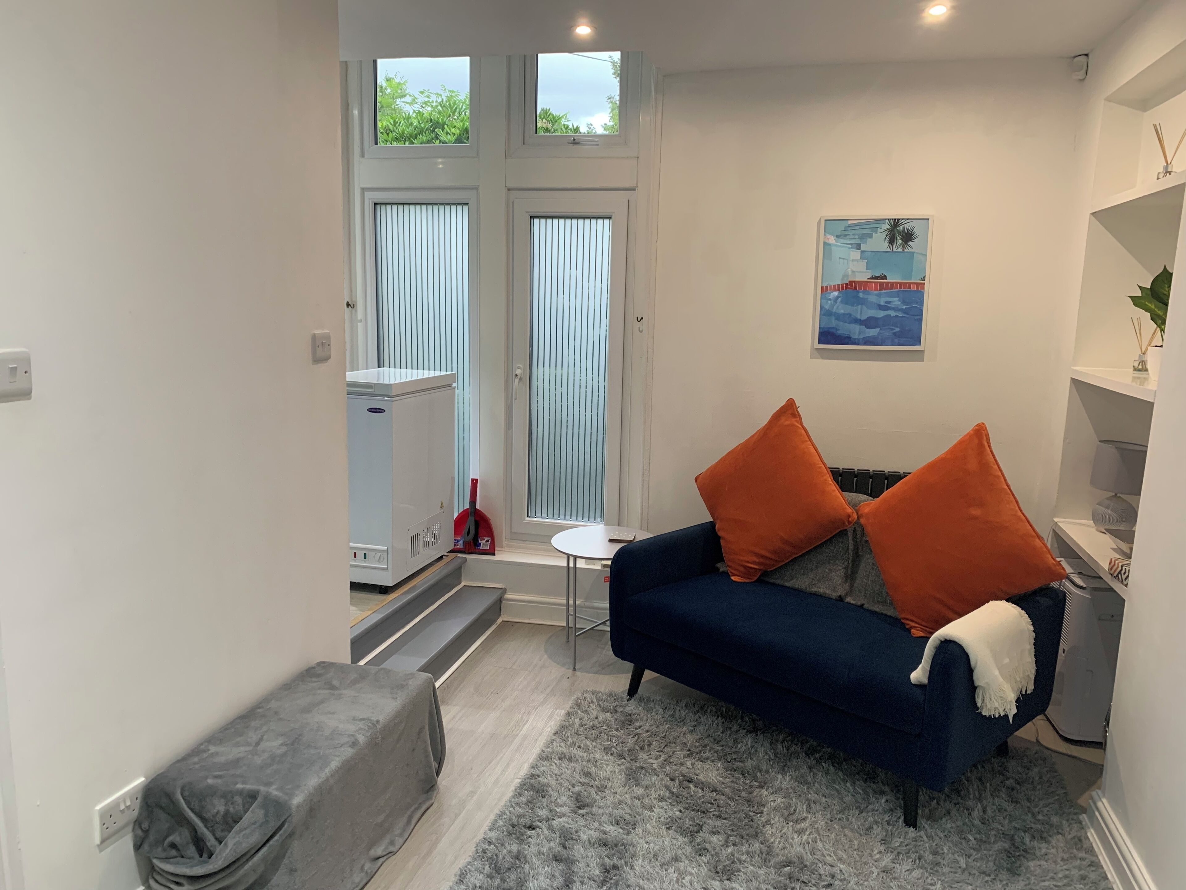 Apartment, 1 Queen Bed | Living area