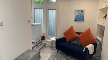 Apartment, 1 Queen Bed | Living area