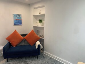 Apartment, 1 Queen Bed | Living area