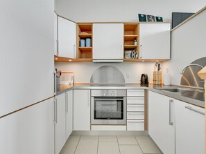Fridge, microwave, dishwasher, cookware/dishes/utensils