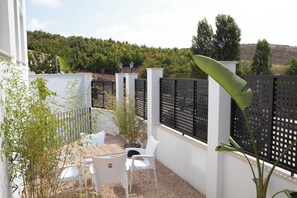 Outdoor dining - Apartamentos El Chorrilllo (Almayate)