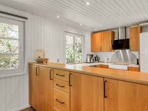 Jääkaappi, uuni, astianpesukone, keittoastiat/astiat/ruokailuvälineet