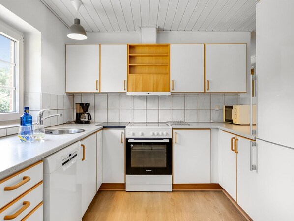 Fridge, microwave, dishwasher, cookware/dishes/utensils