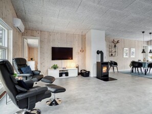 TV, fireplace, DVD player