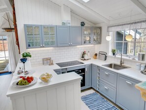 Fridge, microwave, dishwasher, cookware/dishes/utensils