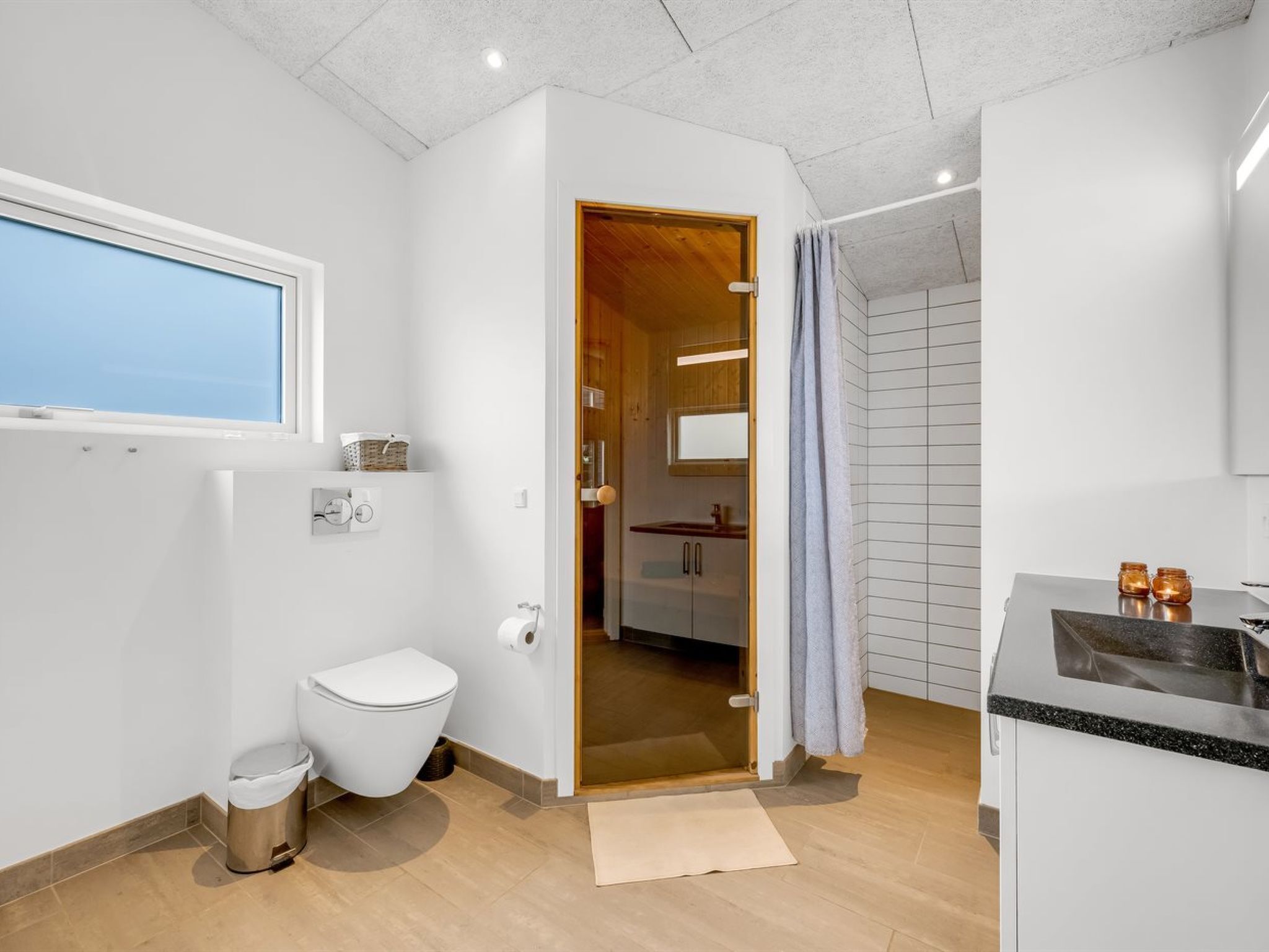 Un baño moderno con inodoro, bidé y lavamanos.