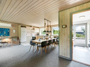 Kylskåp, mikrovågsugn, ugn och diskmaskin