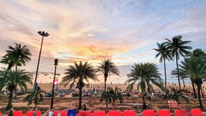 Trên bãi biển, cát trắng, quán bar trên bãi biển 