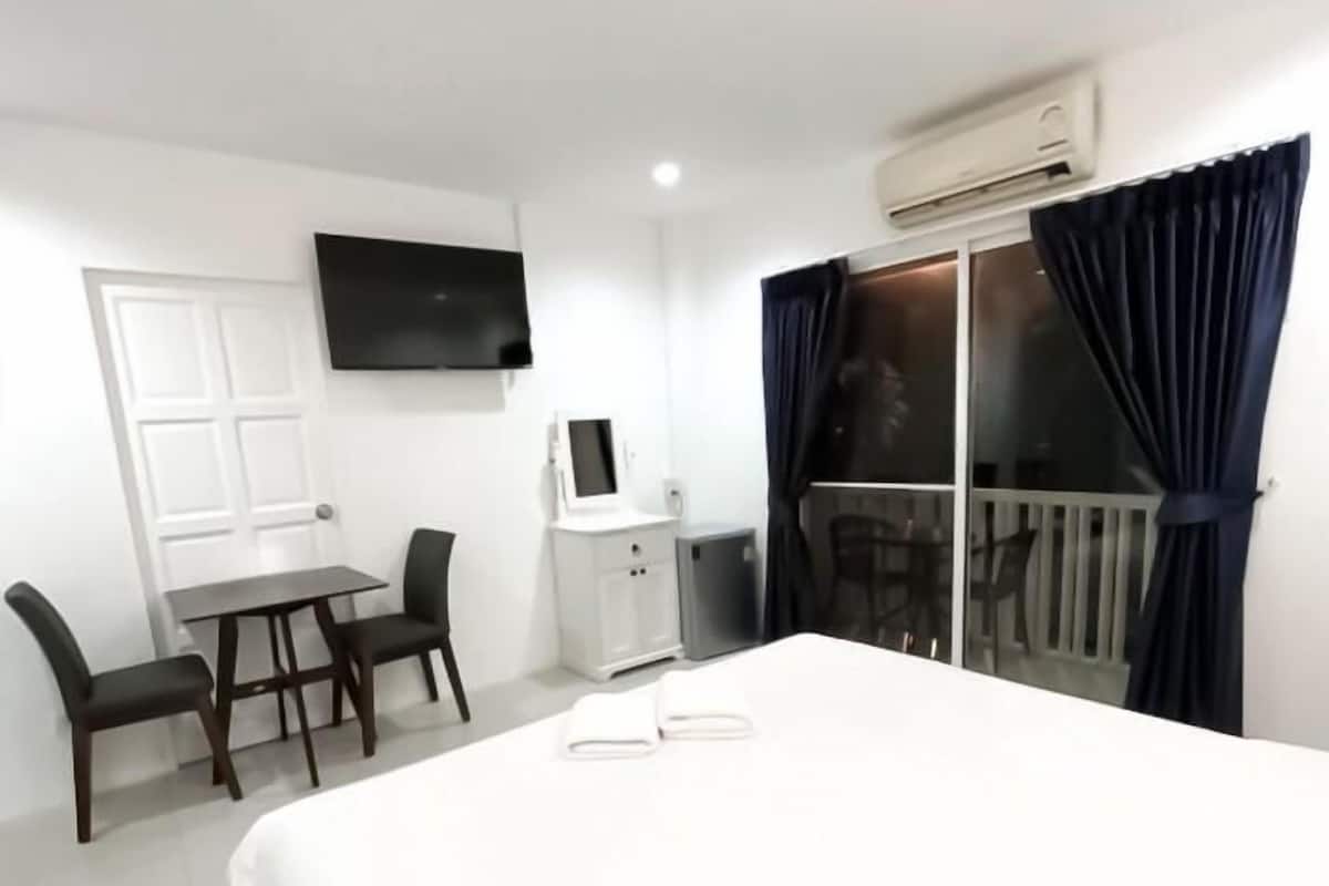 1 habitación, cubrecamas, minibar y caja de seguridad en la habitación