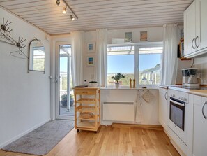 Køleskab, ovn, opvaskemaskine, højstol
