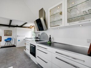 Fridge, oven, dishwasher, cookware/dishes/utensils