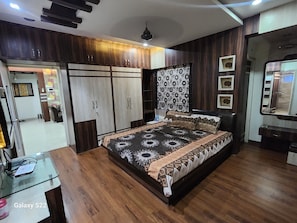 2 habitaciones, tabla de planchar con plancha, wifi y ropa de cama