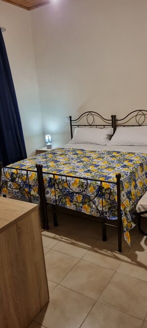 1 bedroom, WiFi, bed sheets - Room with breakfast included in cottage Holiday home in Palmi Pietrenere. (Palmi)