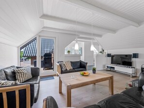 Fernseher, Kamin, Tischfußball