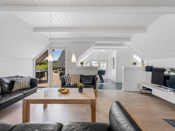 Fernseher, Kamin, Tischfußball