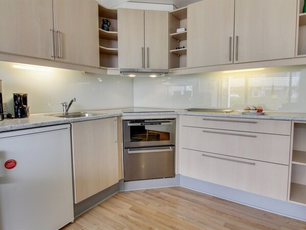 Fridge, dishwasher, cookware/dishes/utensils