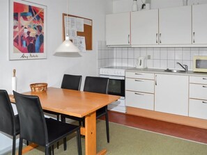Køleskab, mikrobølgeovn, køkkentøj/tallerkener/redskaber