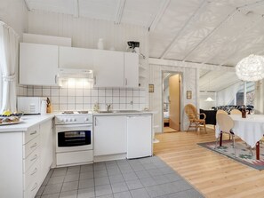 Køleskab, mikrobølgeovn, ovn, køkkentøj/tallerkener/redskaber