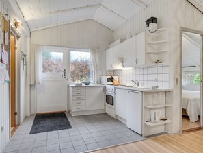 Køleskab, mikrobølgeovn, ovn, køkkentøj/tallerkener/redskaber