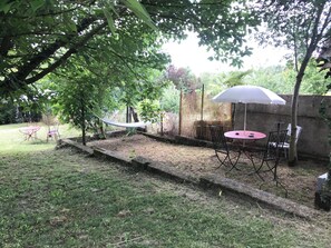Outdoor dining - Lovely studio in French countryside of Quercy Blanc, Lot, France (Lendou-en-Quercy)