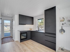 Geladeira, fogão, lava-louças, talheres/pratos/utensílios de cozinha