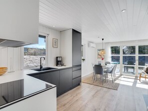 Fridge, oven, dishwasher, cookware/dishes/utensils