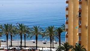 A coastal hotel with a view of the sea, palm trees, and a beach. - Apartment With see View in Algarrobo. 20 Meters to the Beach (Algarrobo - Costa)