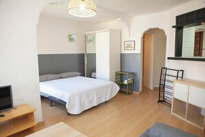 Bureau, fer et planche à repasser, Wi-Fi gratuit, draps fournis
