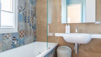 Badewanne, Haartrockner, Handtücher