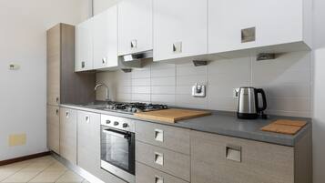 Fridge, oven, dishwasher, coffee/tea maker