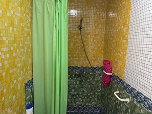 ヘアドライヤー、タオル、石鹸、トイレットペーパー