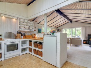 Kjøleskap, ovn, oppvaskmaskin og høy barnestol