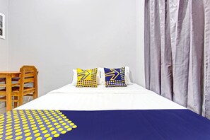 Desk, laptop workspace, blackout curtains, free WiFi - OYO Life 92575 Zazi Homestay (Depok)
