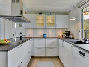 Kjøleskap, mikrobølgeovn, oppvaskmaskin og kjøkkenutstyr