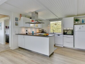 Kühlschrank, Mikrowelle, Geschirrspüler, Kochgeschirr/Geschirr/Besteck